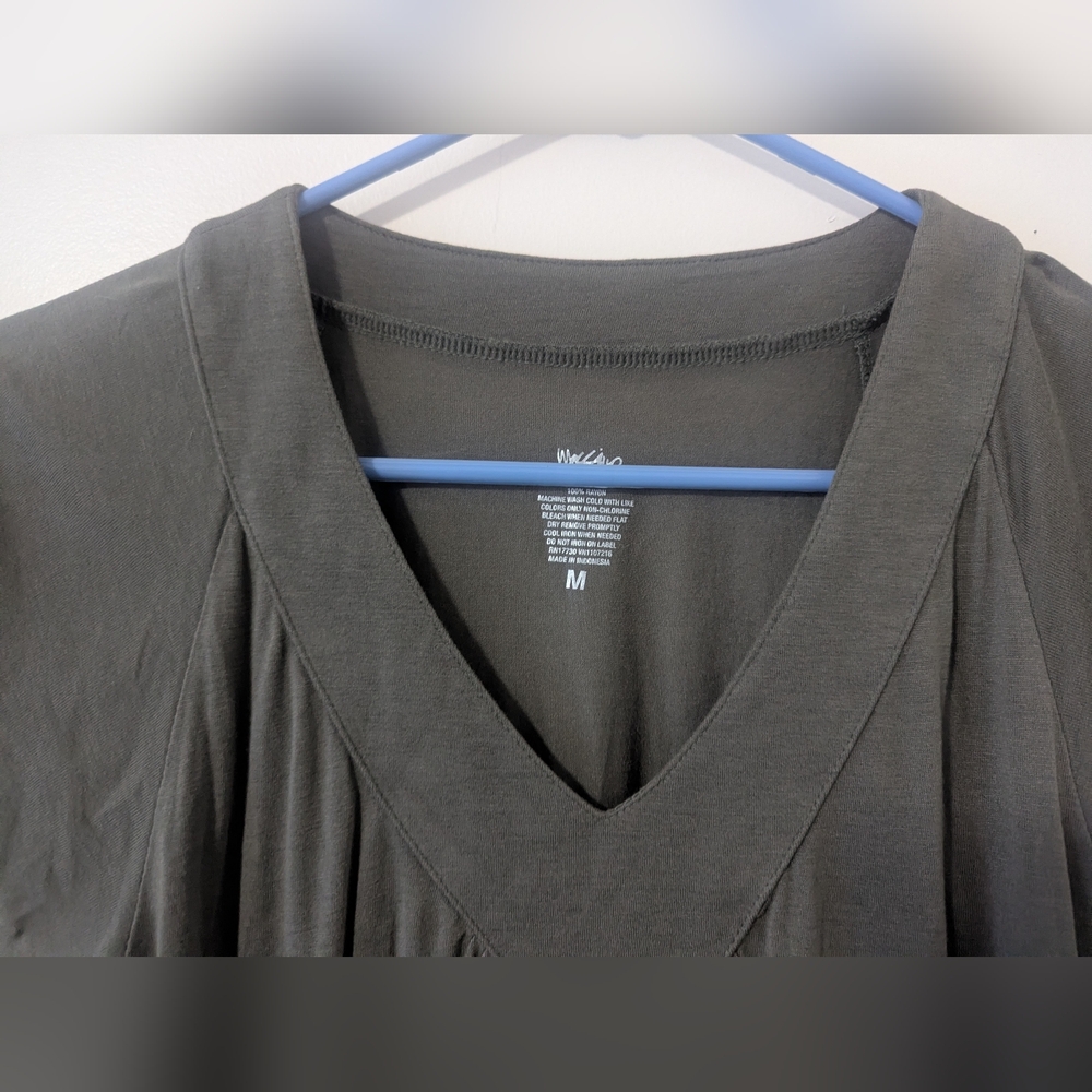 Mossimo Women's V-Neck Green Flowy T-Shirt - Size Medium Great Condition Casual - Picture 3 of 4